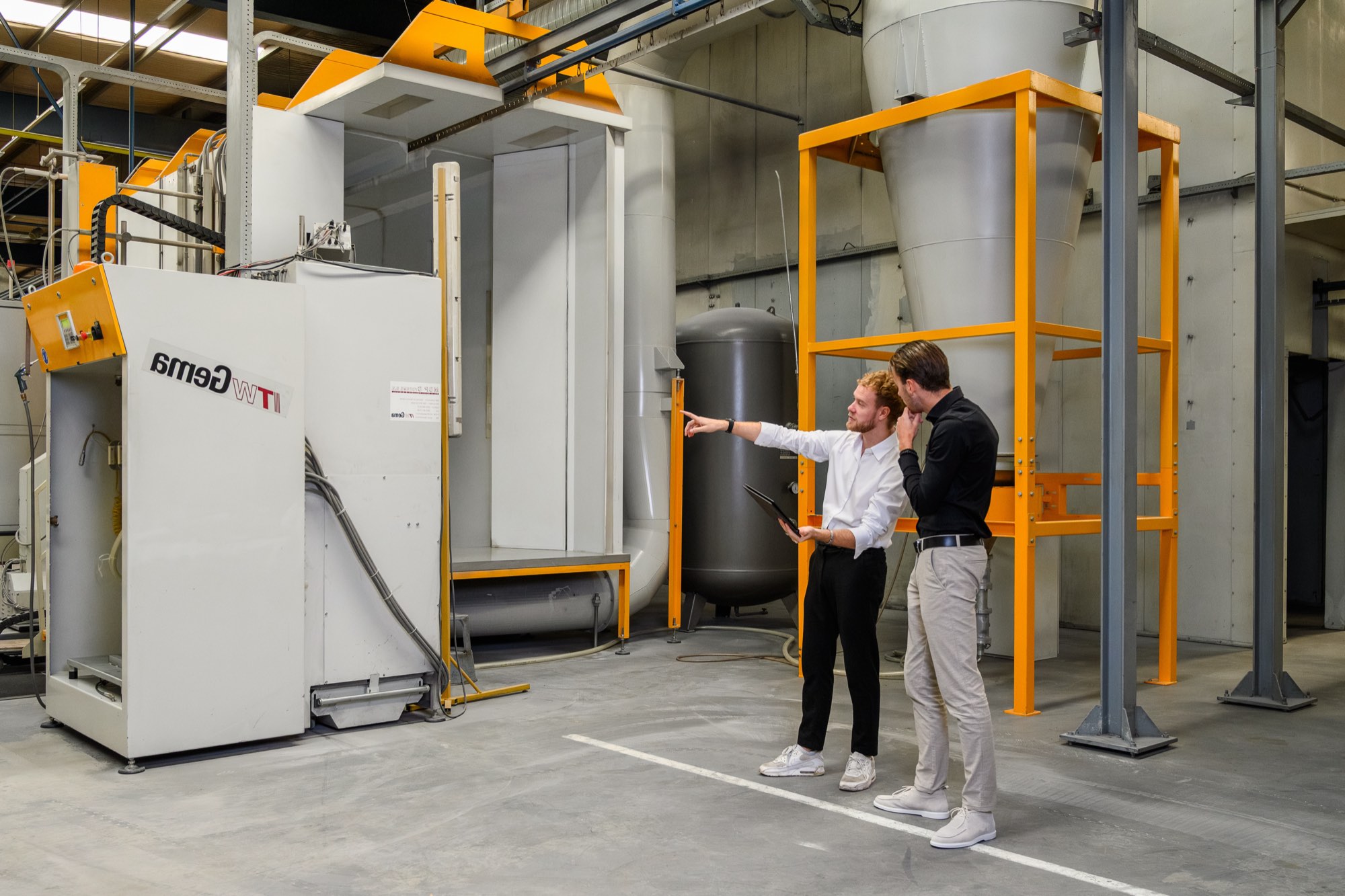 Overse-consultants in gesprek bij een opdrachtgever