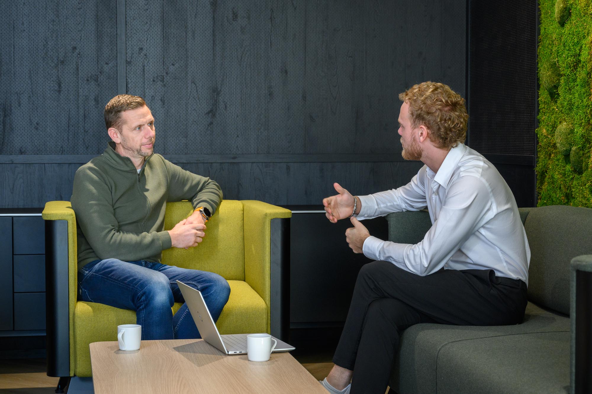 Overse bespreekt een dashboard met een opdrachtgever