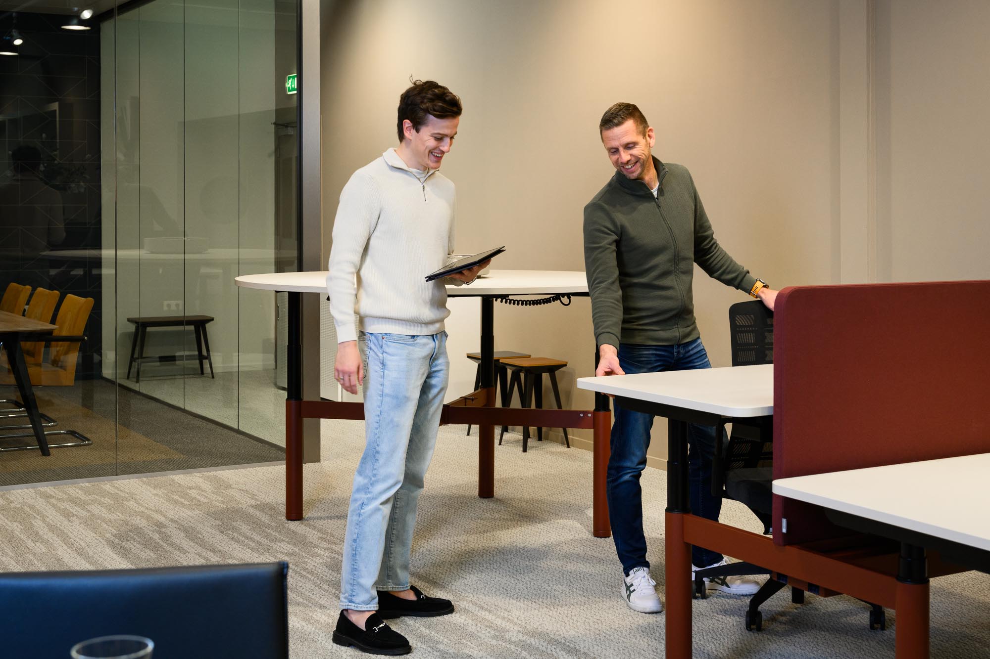 Twee Overse-collega's overleggen op kantoor